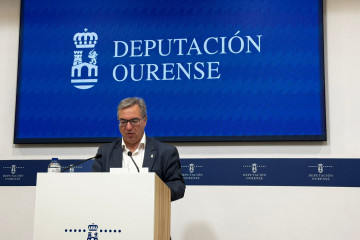 El presidente de la Diputación de Ourense, Luis Menor, comparece en rueda de prensa para dar cuenta de los asuntos aprobados en junta de Gobierno