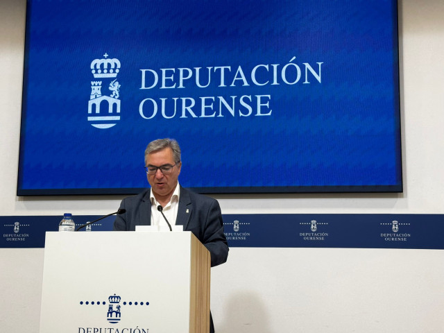 El presidente de la Diputación de Ourense, Luis Menor, comparece en rueda de prensa para dar cuenta de los asuntos aprobados en junta de Gobierno