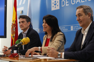 La conselleira de Vivenda, María M. Allegue, presenta el proyecto para la transformación de la Rúa Serra de Meira