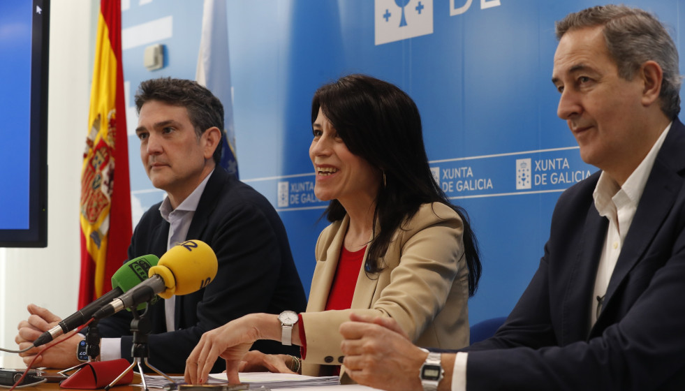 La conselleira de Vivenda, María M. Allegue, presenta el proyecto para la transformación de la Rúa Serra de Meira