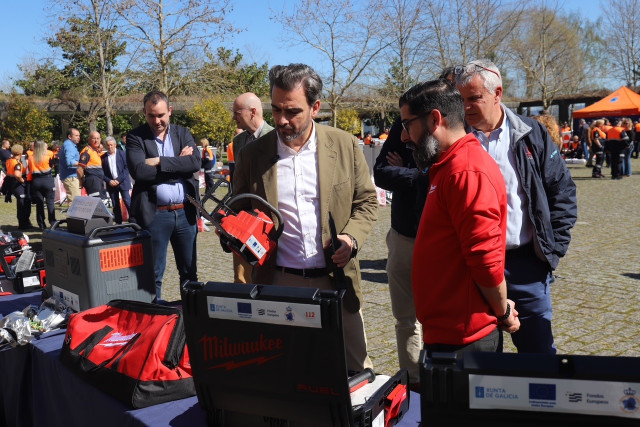 El conselleiro de Presidencia, Diego Calvo, acompañado del director xeral de Emerxencias, Santiago Villanueva, y del gerente de la Axega, Marcos Araújo, ha participado este martes en la entrega de material de emergencias a 77 agrupaciones de PC.