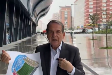 Abel Caballero ante Balaídos con el proyecto para la grada de Tribuna en una captura de su vídeo publicado en Twitter