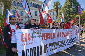 La CIG entrega más de mil firmas en la Xunta para reclamar la negociación de un acuerdo para personal no docente