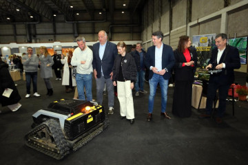 El conselleiro y la presidenta de la Diputación durante su visita al Pazo de Feiras.