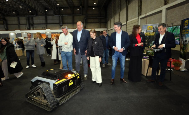 El conselleiro y la presidenta de la Diputación durante su visita al Pazo de Feiras.