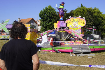 Archivo - Una persona observa la atracción en la que se produjeron los hechos, a 3 de agosto de 2024,.