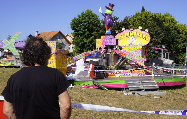 Archivo - Una persona observa la atracción en la que se produjeron los hechos, a 3 de agosto de 2024,.