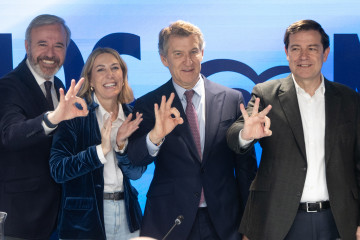 (I-D) El presidente del Partido Popular en Aragón, Jorge Azcón, la presidenta de Extremadura en Funciones, María Guardiola, el presidente del Partido Popular, Alberto Núñez Feijóo, y el presiden