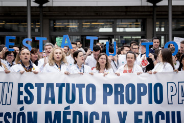 Médicos durante una concentración, frente al Hospital Universitario Infanta Leonor, a 18 de marzo de 2026, en Madrid.