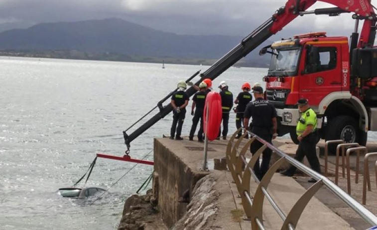 En estado grave as persoas que caeron co coche ao mar en Cambados