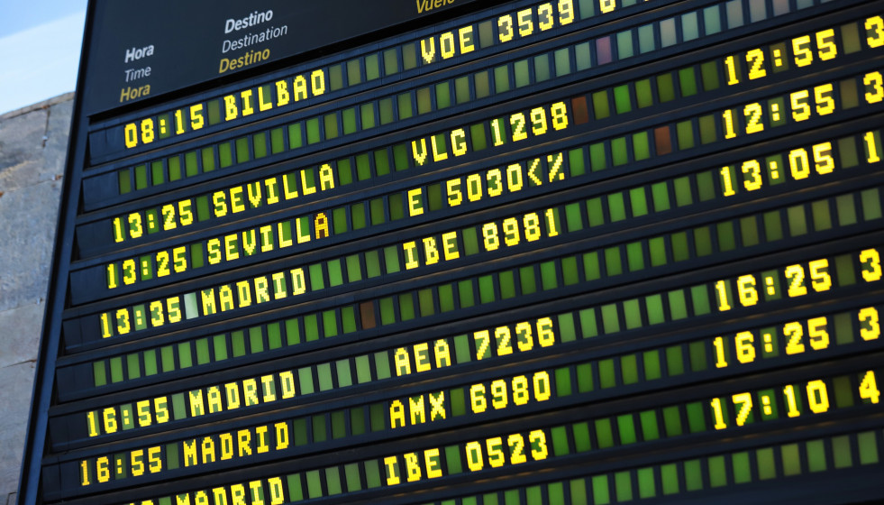 Archivo - Panel del aeropuerto de Alvedro