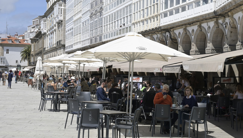 Archivo - Varias personas en la terraza de un bar en A Coruña