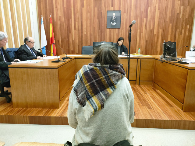 Conductora acusada de un delito de conducción temeraria, tras un accidente en la calle San Xoán de Vigo, con un coche en el que viajaban varias personas, entre ellas la hija de 2 años de la procesada.