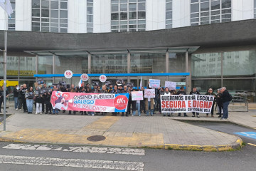 Delegados y delegadas de CIG-Ensino, así como representantes de ANPAS de la provincia de A Coruña, concentrados ante la Dirección Territorial de la Xunta en la ciudad herculina.