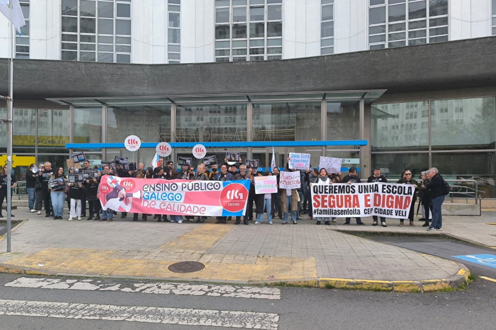 Delegados y delegadas de CIG-Ensino, así como representantes de ANPAS de la provincia de A Coruña, concentrados ante la Dirección Territorial de la Xunta en la ciudad herculina.