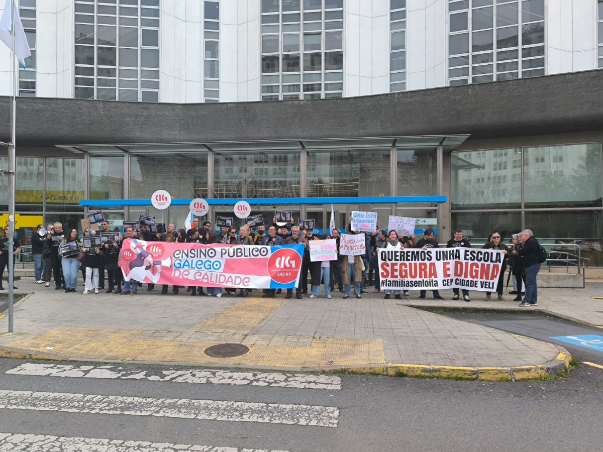 Delegados y delegadas de CIG-Ensino, así como representantes de ANPAS de la provincia de A Coruña, concentrados ante la Dirección Territorial de la Xunta en la ciudad herculina.