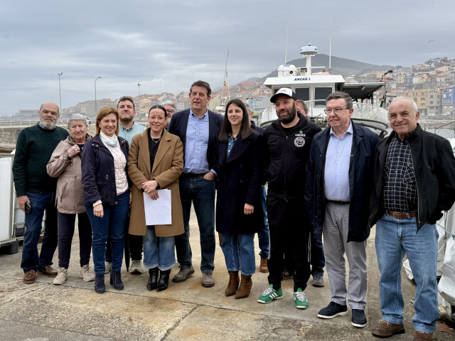 El secretario xeral del PSdeG, José Ramón Gómez Besteiro, visita la Cofradía de A Guarda.