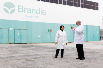 La conselleira de Economía e Industria, María Jesús Lorenzana, visita Papelera de Brandía