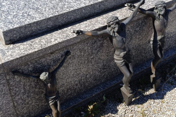 La Guardia Civil de Ourense investiga varios robos de más de 50 cristos en cementerios de Celanova, Ourense