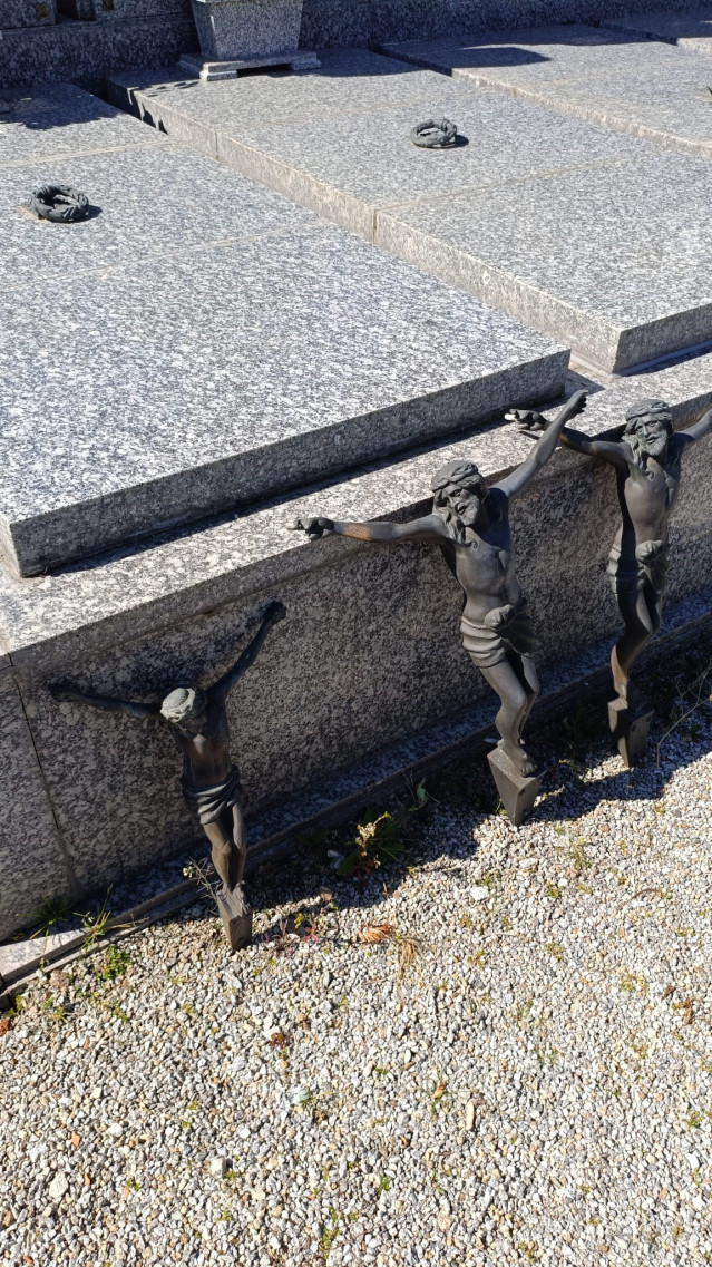 La Guardia Civil de Ourense investiga varios robos de más de 50 cristos en cementerios de Celanova, Ourense