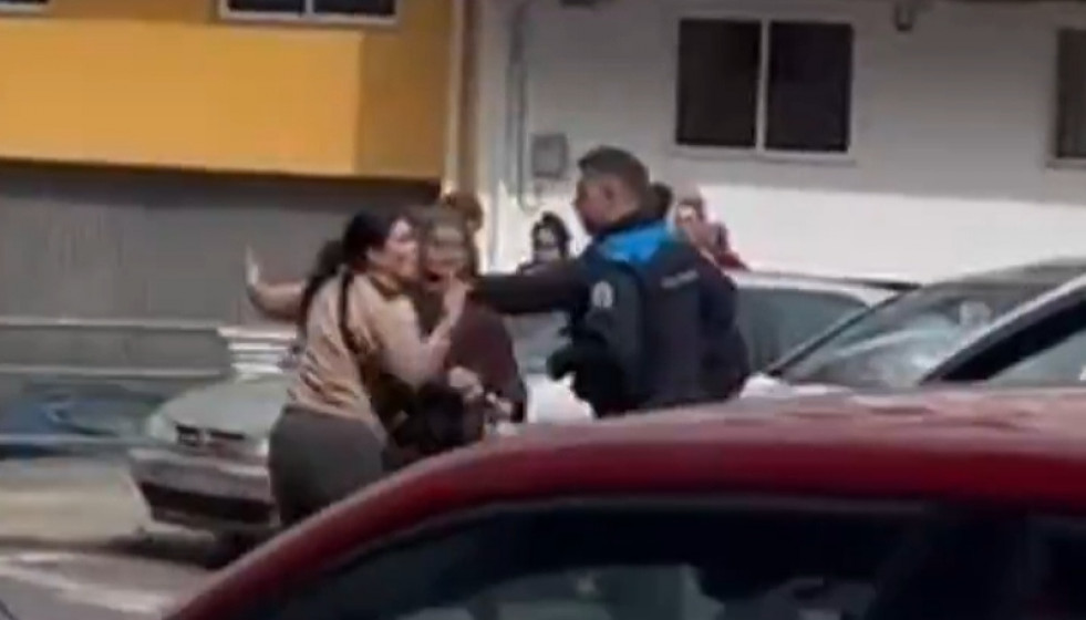 Discusión en el lugar del incidente en una imagen de un vídeo publicato por TVG