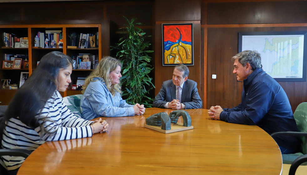Encuentro del alcalde, Abel Caballero, con representantes del grupo de médicos encerrados en el CIS Olimpia Valencia de Vigo.