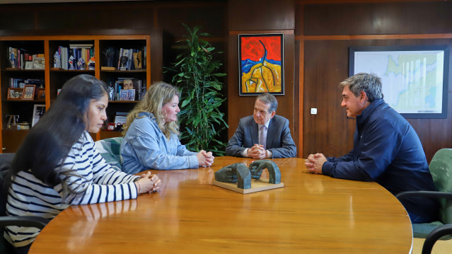 Encuentro del alcalde, Abel Caballero, con representantes del grupo de médicos encerrados en el CIS Olimpia Valencia de Vigo.