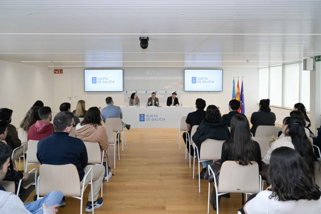 El conselleiro de Emprego, José González, mantiene una reunión con jóvenes