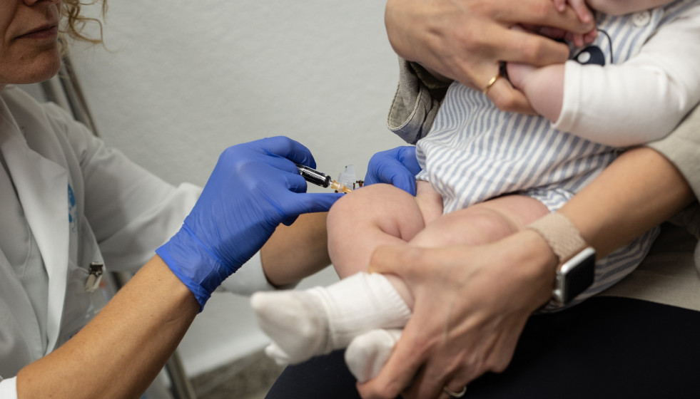 Archivo - Una sanitaria vacuna a un bebé durante el inicio de la campaña de vacunación de la gripe, en el Centro de Salud Segovia, a 15 de octubre de 2025, en Madrid.