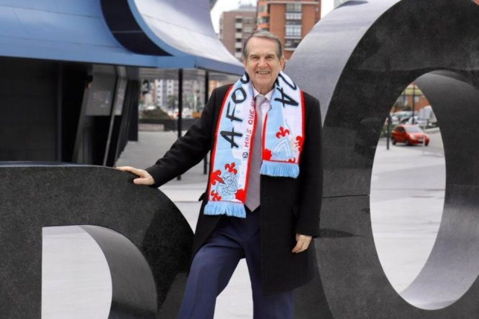 El alcalde de Vigo, Abel Caballero, al pie del estadio de Balaídos.
