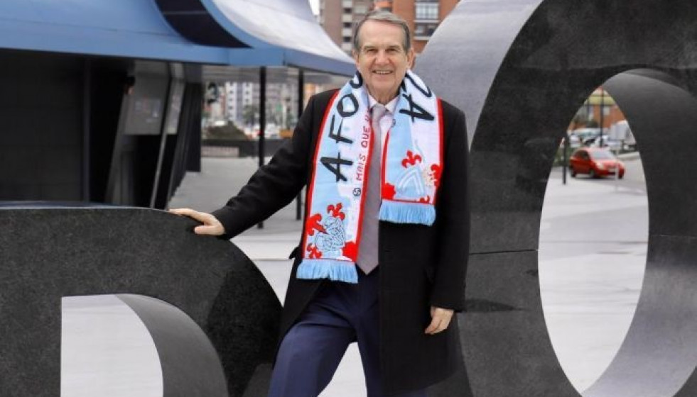 El alcalde de Vigo, Abel Caballero, al pie del estadio de Balaídos.