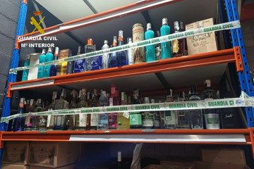 La Guardia Civil interviene más de 300 botellas de bebidas alcohólicas en Marín (Pontevedra)