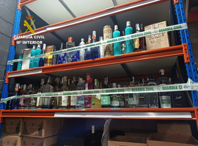 La Guardia Civil interviene más de 300 botellas de bebidas alcohólicas en Marín (Pontevedra)