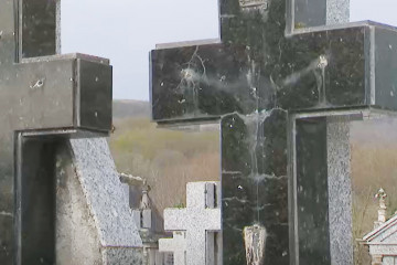 Cruces a las que le han robado los crucifijos en una imagen de CRTVG