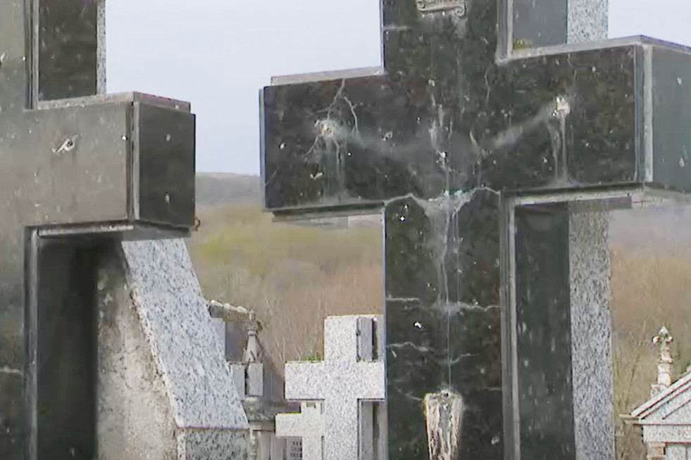 Cruces a las que le han robado los crucifijos en una imagen de CRTVG