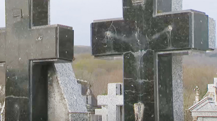 Ni los muertos se libran: una banda roba setenta cristos en cementerios rurales de Ourense