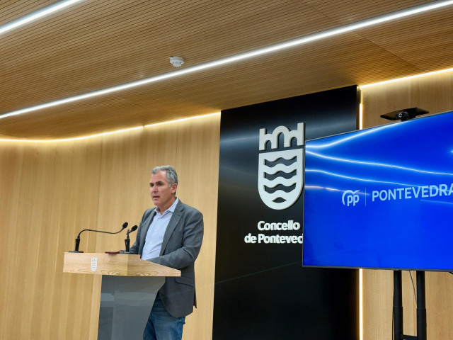El presidente del PP de Pontevedra, Rafa Domínguez, en rueda de prensa.