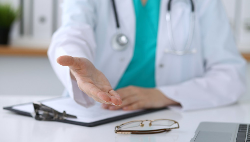 Archivo - Un médico de familia.