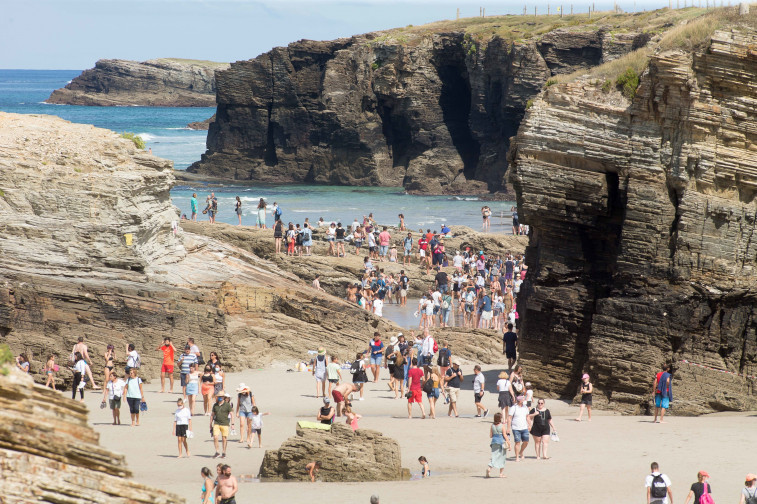 Archivo - Turistas pasean por la playa de Las Catedrales.