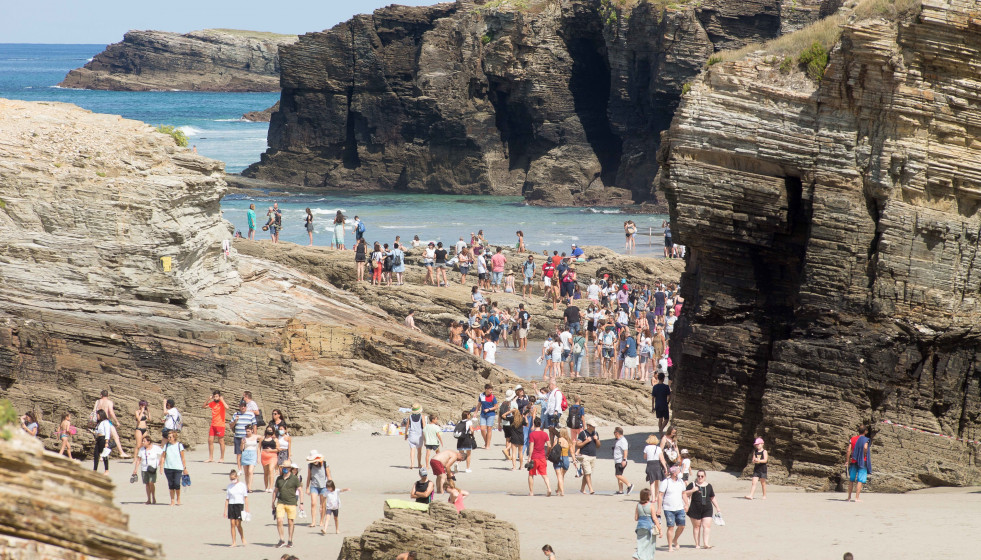 Archivo - Turistas pasean por la playa de Las Catedrales.