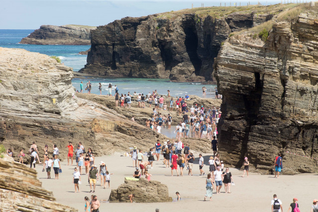 Archivo - Turistas pasean por la playa de Las Catedrales.