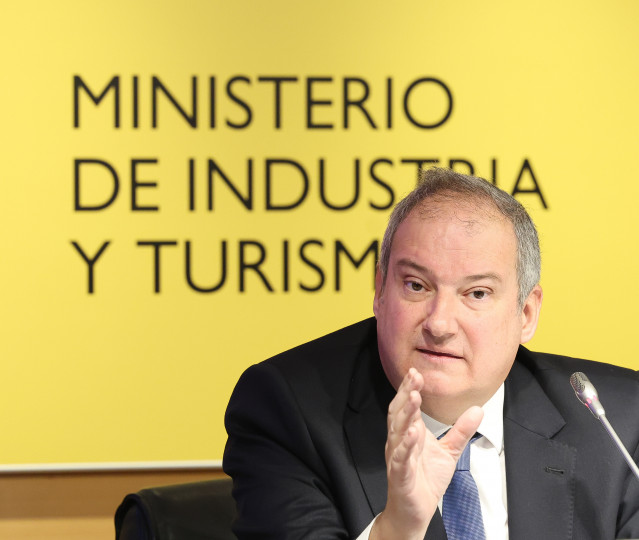 Archivo - El ministro de Industria y Turismo, Jordi Hereu, durante una rueda de prensa para hacer balance turístico del año 2023, en la sede del ministerio, a 19 de enero de 2024, en Madrid (España). El número de turistas que ha recibido España en 2023 su