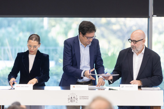 Archivo - El ministro para la Transformación Digital y de la Función Pública, Óscar López, durante la firma con los sindicatos del acuerdo alcanzado para la mejora de las condiciones laborales y salariales de los empleados públicos, a 27 de noviembre de 2