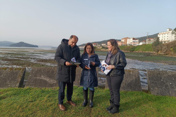El alcalde de Poio entrega un decálogo a la conselleira do Mar sobre el marisqueo