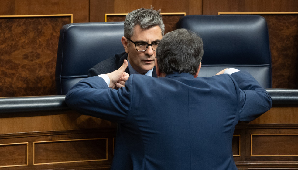 Archivo - El ministro de la Presidencia, Justicia y Relaciones con las Cortes, Félix Bolaños, conversa con el portavoz del PNV en el Congreso, Aitor Esteban, durante una sesión plenaria en el Congr