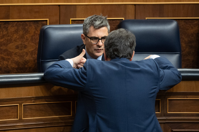 Archivo - El ministro de la Presidencia, Justicia y Relaciones con las Cortes, Félix Bolaños, conversa con el portavoz del PNV en el Congreso, Aitor Esteban, durante una sesión plenaria en el Congreso de los Diputados, a 18 de marzo de 2025, en Madrid (Es