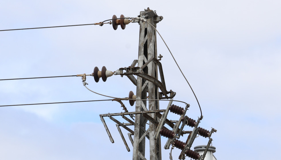 Archivo - Un poste eléctrico, a 14 de marzo de 2025, en Madrid (España). El Índice de Precios de Consumo (IPC) ha subido un 0,4% en febrero en relación al mes anterior y ha elevado una décima su 