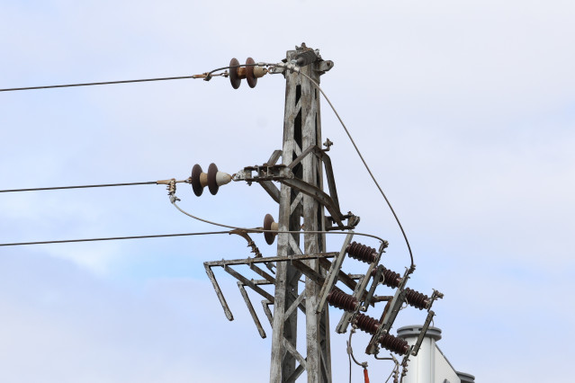 Archivo - Un poste eléctrico, a 14 de marzo de 2025, en Madrid (España). El Índice de Precios de Consumo (IPC) ha subido un 0,4% en febrero en relación al mes anterior y ha elevado una décima su tasa interanual, hasta el 3%. La inflación, por tanto, encad