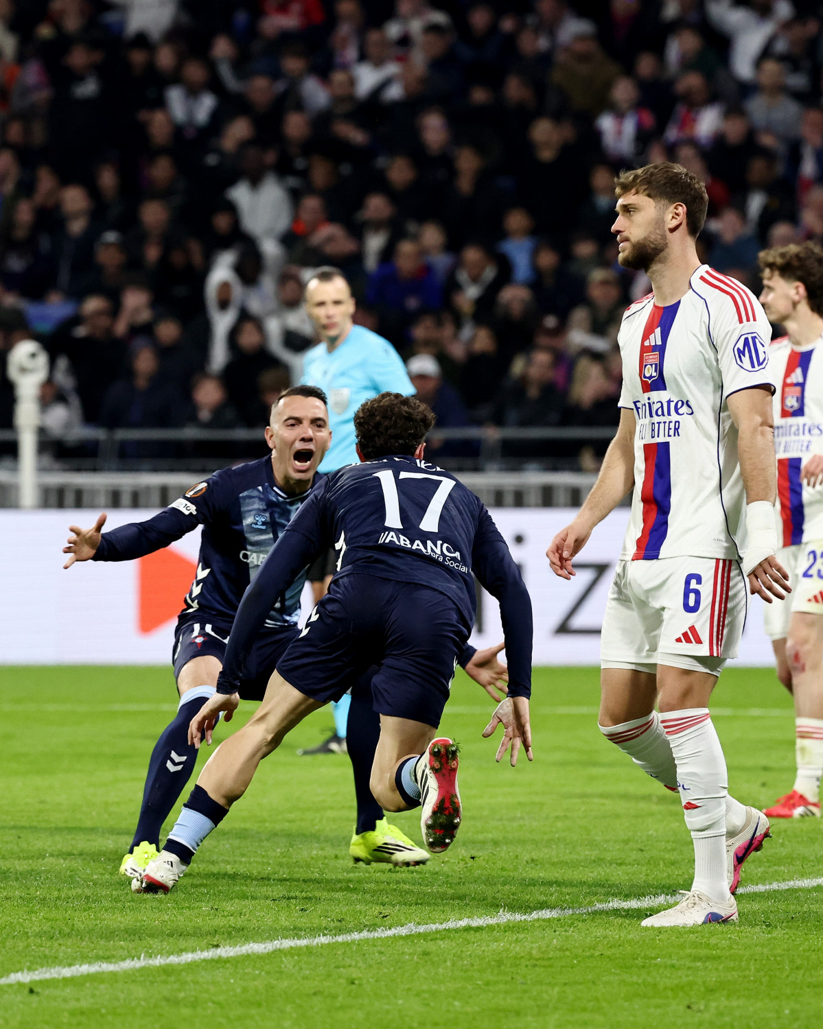Aspas y Rueda celebran el primer gol en Lyon