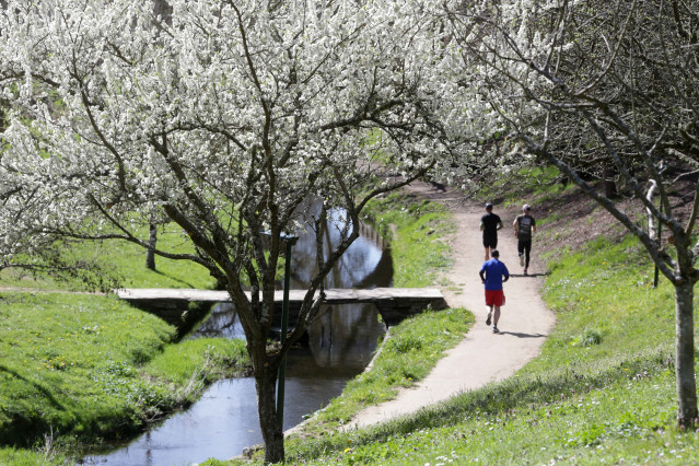 Archivo - Varias personas hacen footing el día que comienza la primavera, en el Parque del Río Rato, a 20 de marzo de 2023, en Lugo, Galicia (España). Esta estación dura aproximadamente 92 días y 18 horas, y termina el 21 de junio con el comienzo del vera